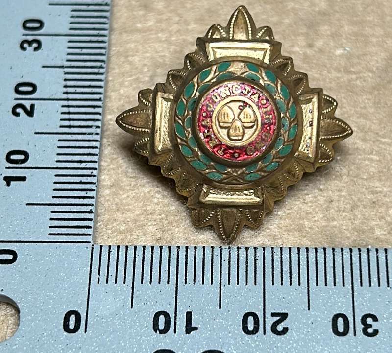 RHODESIA CROWNS AND PIPS - 1 PLAIN BRASS PIP WITH RED ENAMEL