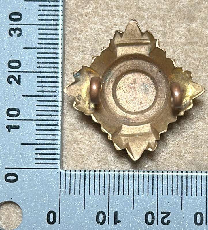 RHODESIA CROWNS AND PIPS - 1 PLAIN BRASS PIP WITH RED ENAMEL