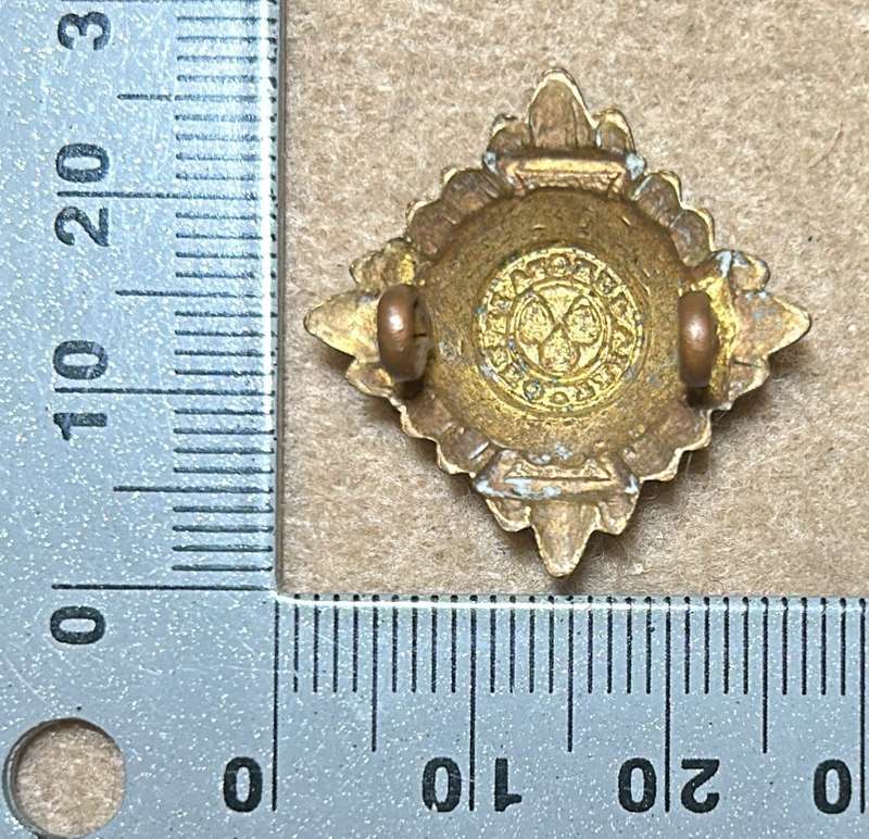 RHODESIA CROWNS AND PIPS - 1 PLAIN BRASS PIP WITH RED ENAMEL