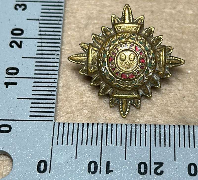 RHODESIA CROWNS AND PIPS - 1 PLAIN BRASS PIP WITH RED ENAMEL