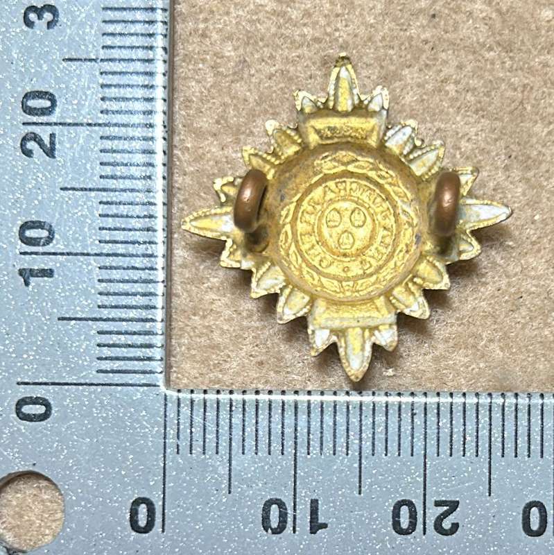 RHODESIA CROWNS AND PIPS - 1 PLAIN BRASS PIP WITH RED ENAMEL