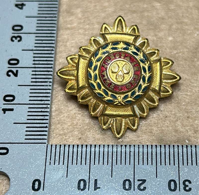 RHODESIA CROWNS AND PIPS - 1 PLAIN BRASS PIP WITH RED ENAMEL