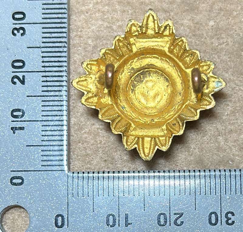 RHODESIA CROWNS AND PIPS - 1 PLAIN BRASS PIP WITH RED ENAMEL