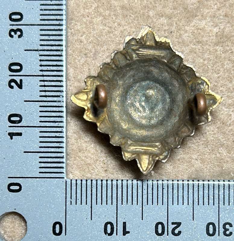 RHODESIA CROWNS AND PIPS - 1 PLAIN BRASS PIP WITH RED ENAMEL