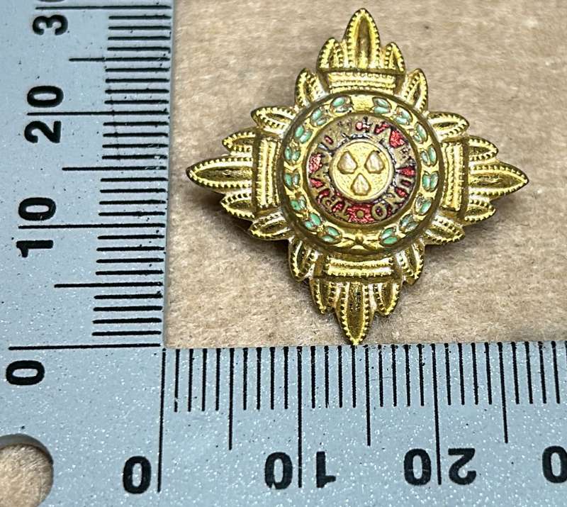 RHODESIA CROWNS AND PIPS - 1 PLAIN BRASS PIP WITH RED ENAMEL