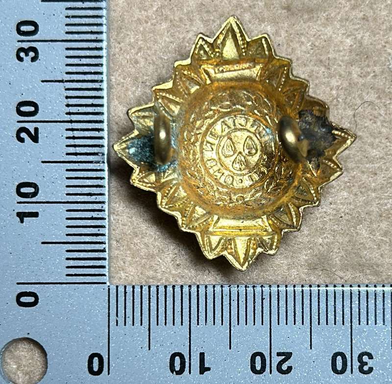 RHODESIA CROWNS AND PIPS - 1 BRASS PIP WITH RED ENAMEL