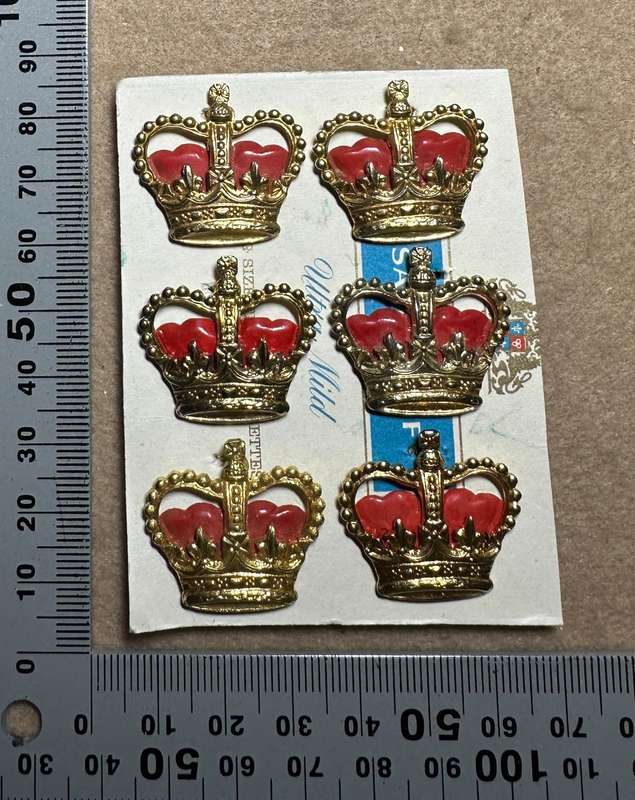 RHODESIA CROWNS AND PIPS - 6 BRASS Q CROWNS WITH RED ENAMEL