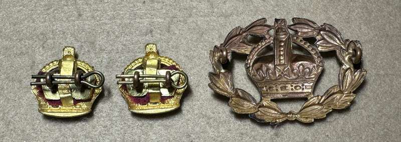 RHODESIA CROWNS AND PIPS - WOII WITH TWO BRASS KC WITH RED VELVET