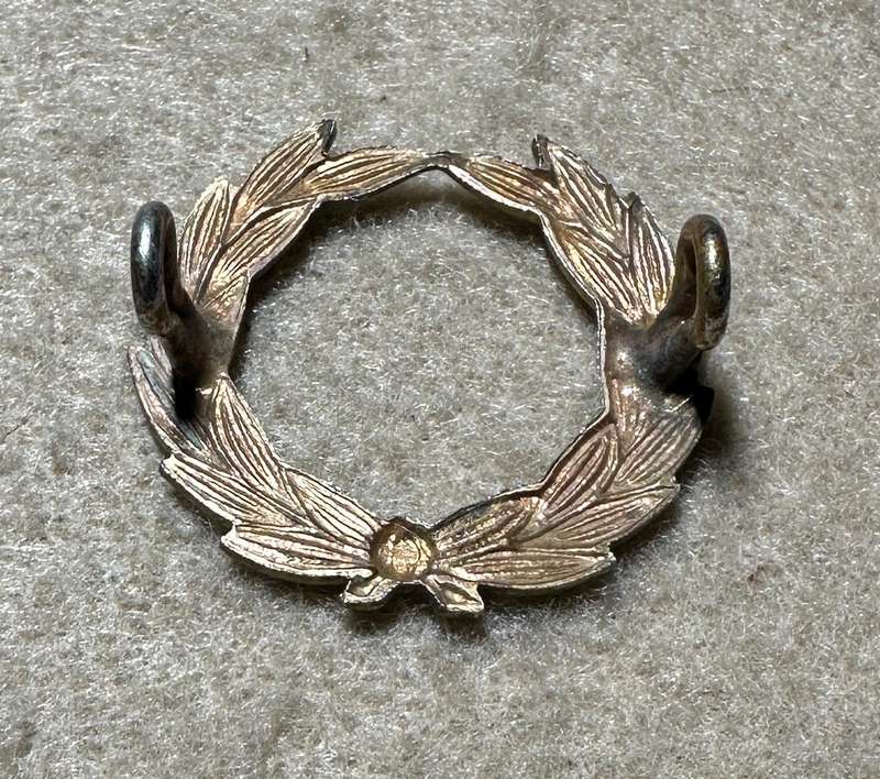 RHODESIA CROWNS AND PIPS - 1 BRASS WREATH