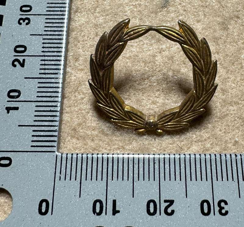RHODESIA CROWNS AND PIPS - 1 BRASS WREATH
