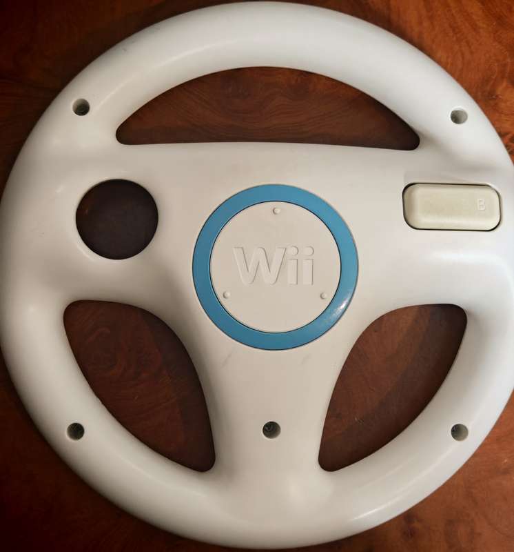 MARIO KART STEERING WHEEL (OFFICIAL NINTENDO WII)