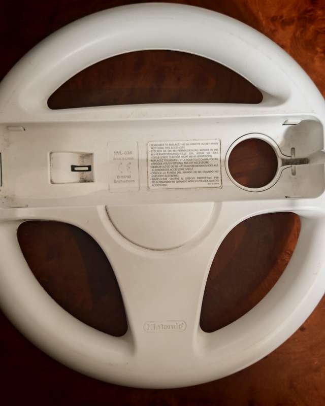 MARIO KART STEERING WHEEL (OFFICIAL NINTENDO WII)