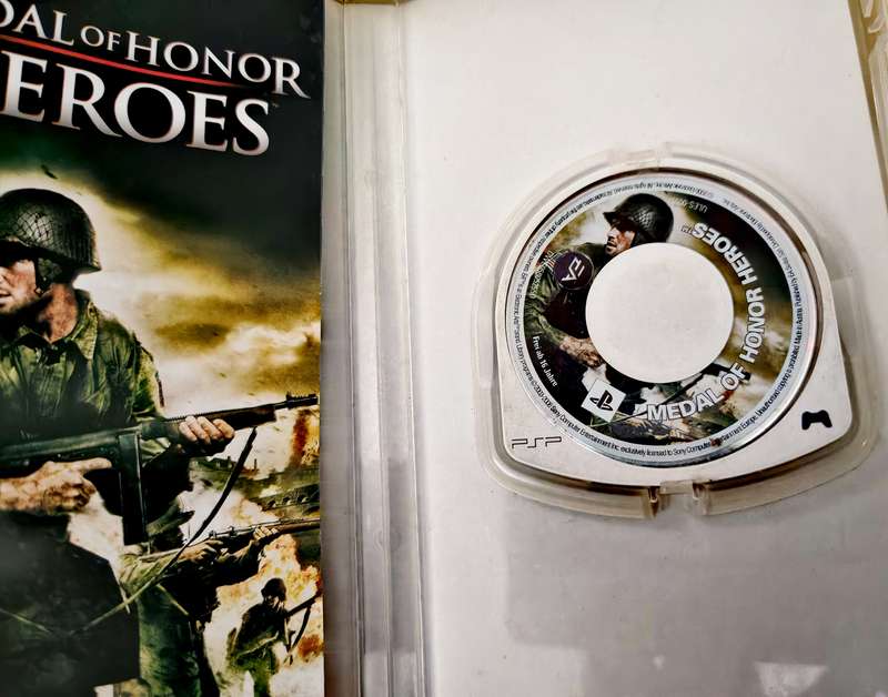 MEDAL OF HONOR HEROES PSP (COMPLETE WITH MANUAL.