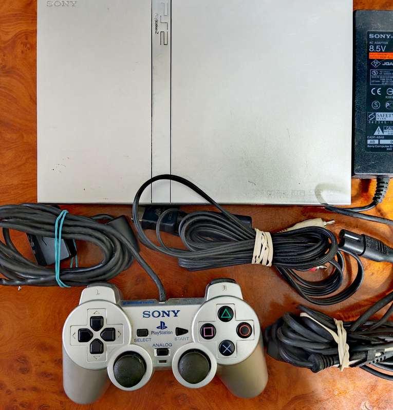 PLAYSTATION 2 CONSOLE & CONTROL