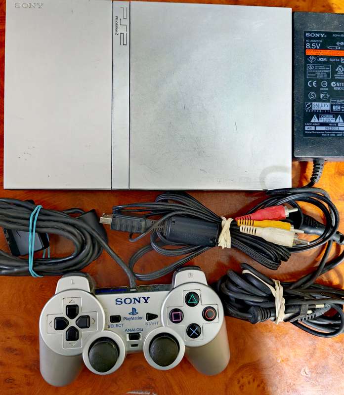 PLAYSTATION 2 CONSOLE & CONTROL