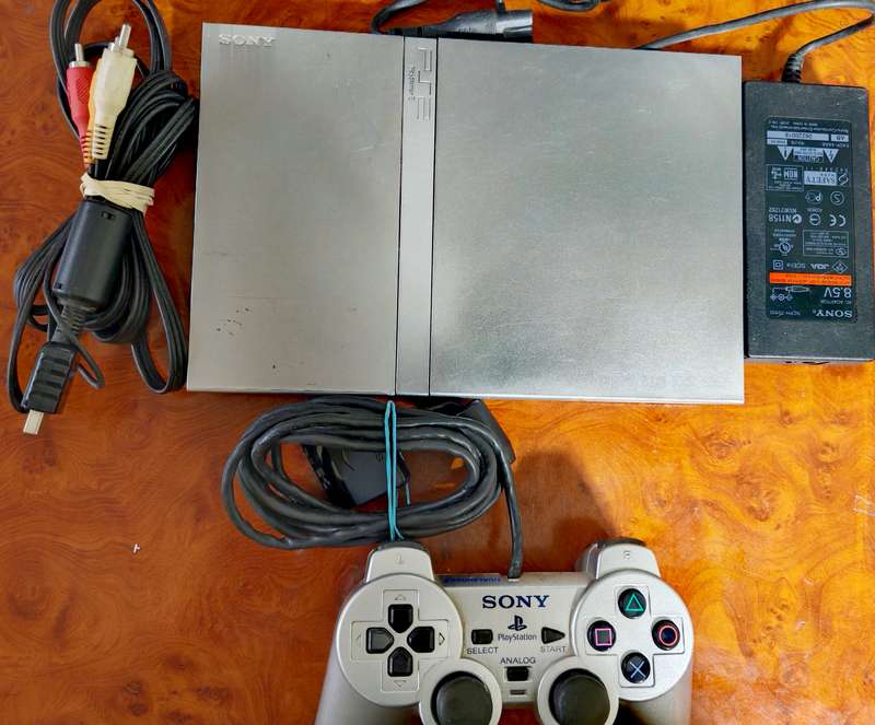 PLAYSTATION 2 CONSOLE & CONTROL