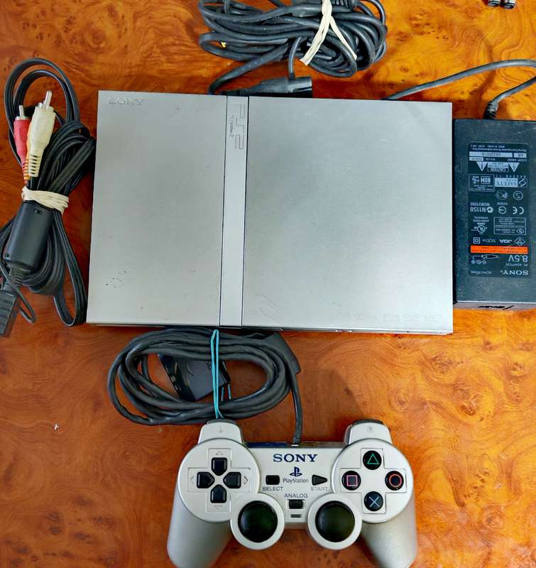 PLAYSTATION 2 CONSOLE & CONTROL
