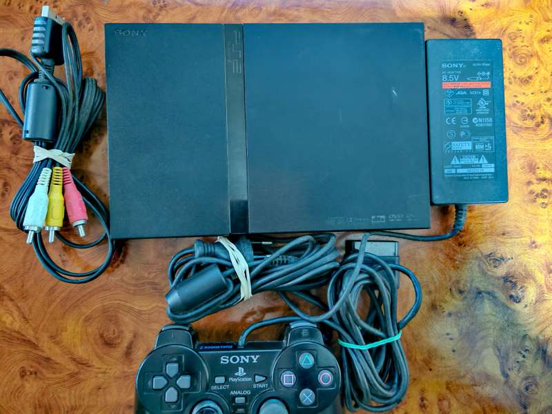 PLAYSTATION 2 CONSOLE & CONTROL