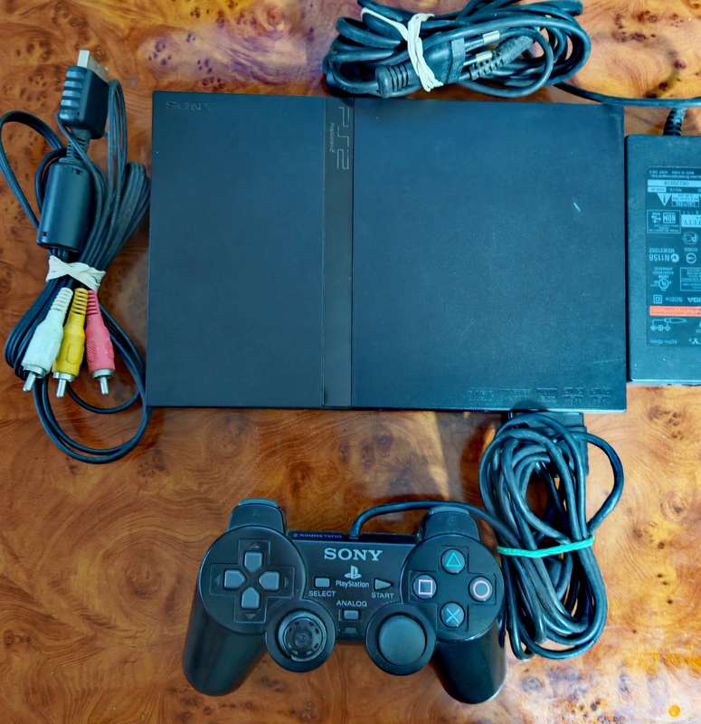 PLAYSTATION 2 CONSOLE & CONTROL