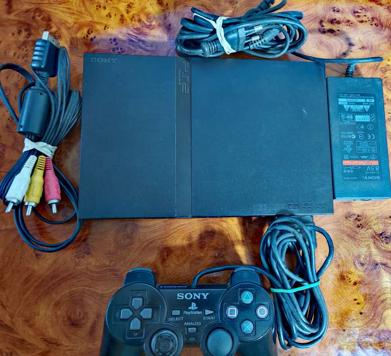 PLAYSTATION 2 CONSOLE & CONTROL
