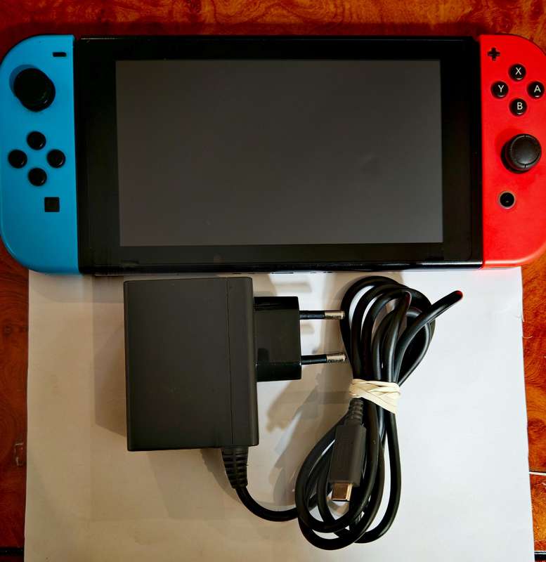 NINTENDO SWITCH CONSOLE