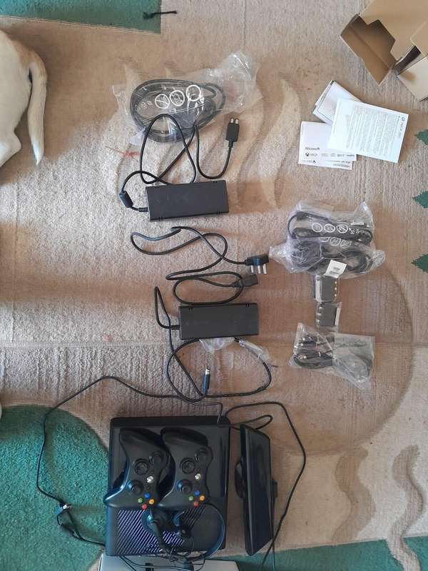 Xbox 360, kinect, 2 controllers, 10 games