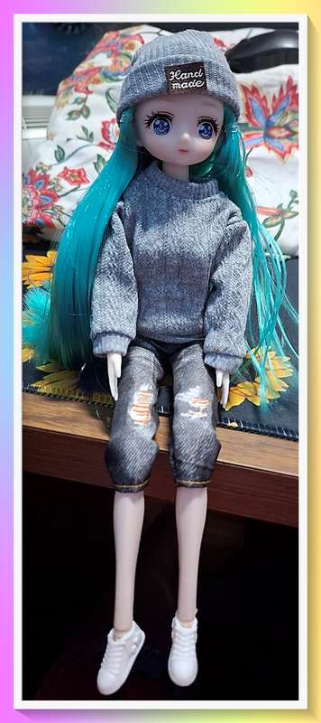 Gorgeous 30cm jointed doll with full outfit and surprise gift