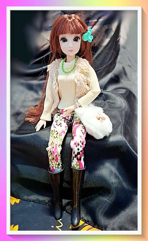 Snazzy fashionable jointed doll with free gift