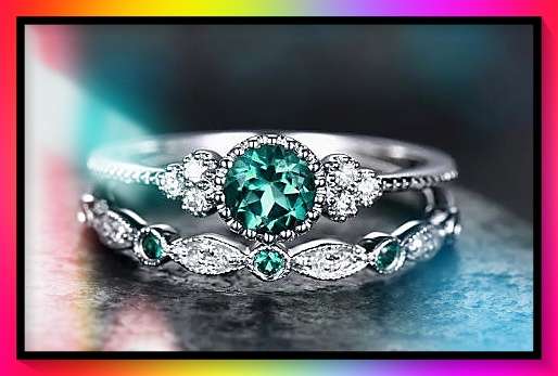 Stunning 2 piece simulated emerald stone ring set