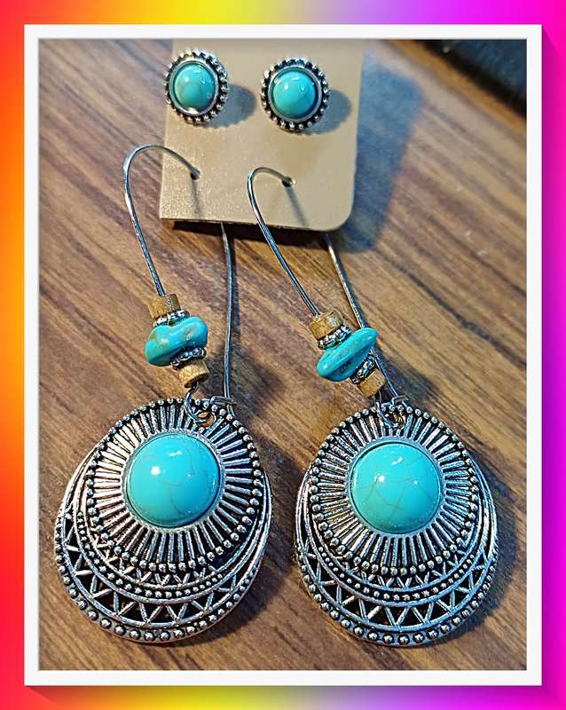 Lovely simulated turquoise earrings (2 pairs)