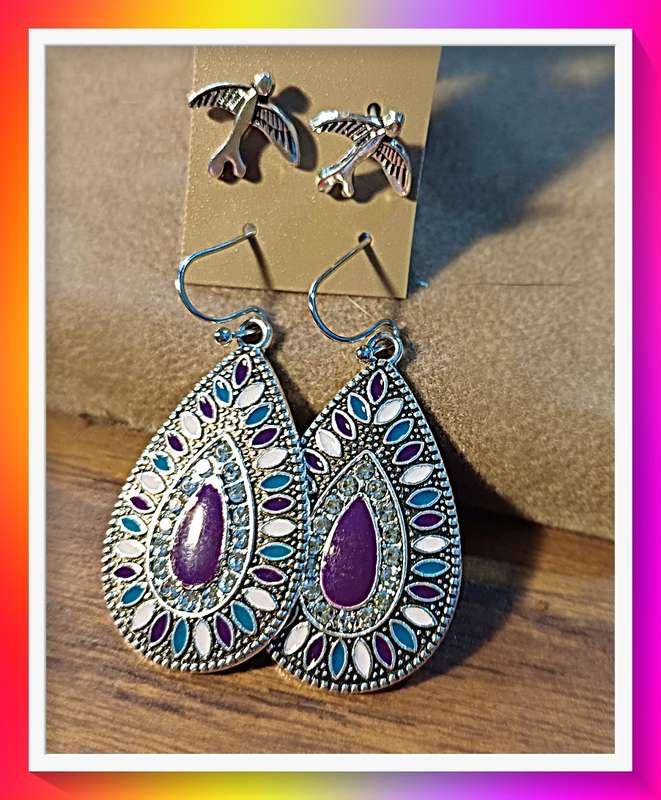 Stand out in a crowd earrings (2 pairs)
