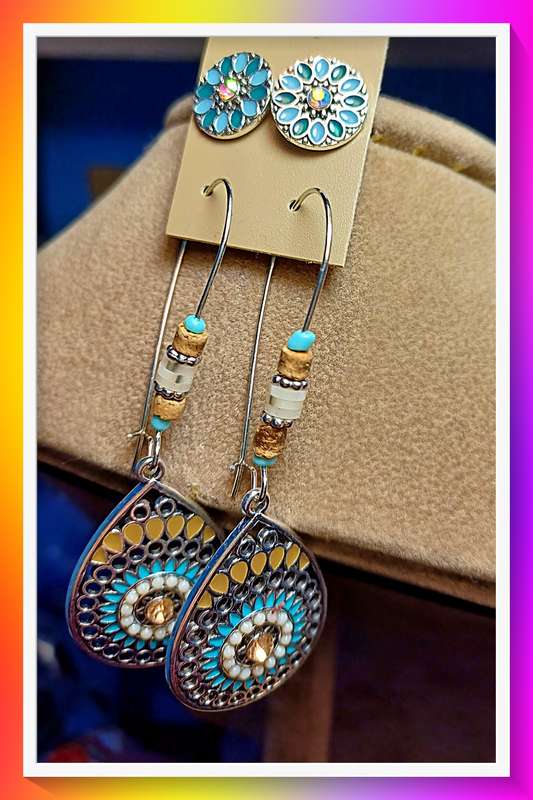 Make a splash with these fashion statement earrings (2 pairs)