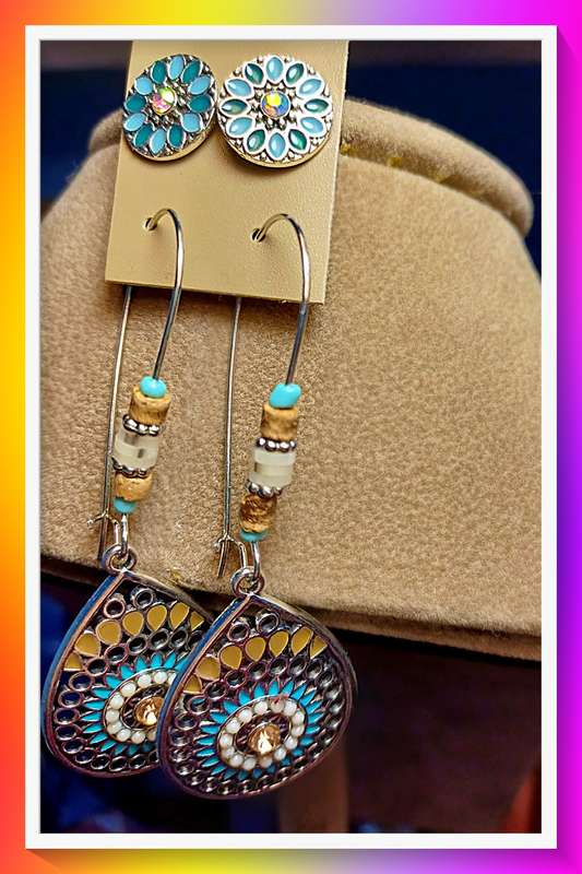 Make a splash with these fashion statement earrings (2 pairs)