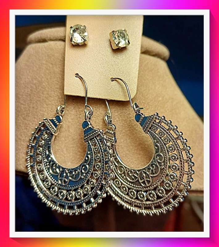 Enchanting exotic design earrings (2 pairs)