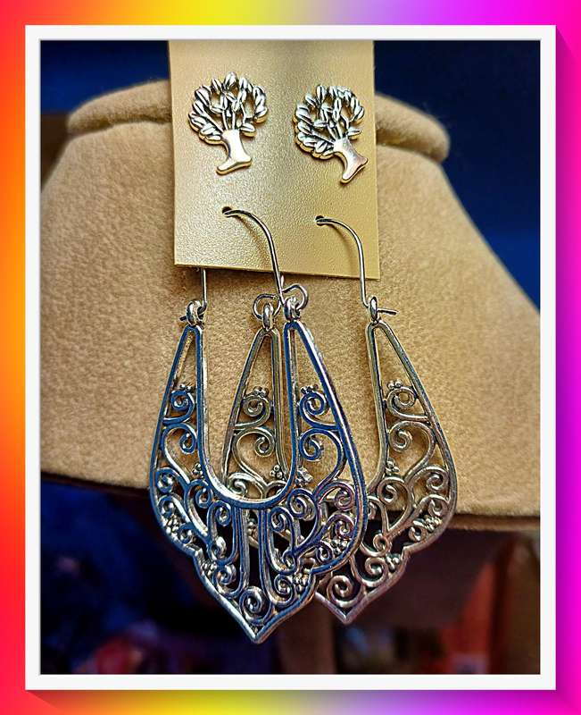 Amazing popular design earrings (2 pairs)