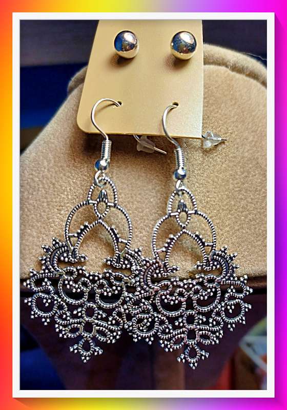 Gorgeous vintage design earrings (2 pairs)