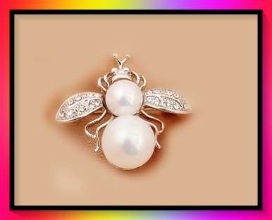 Very cute simulated emerald bee design lapel pin brooch