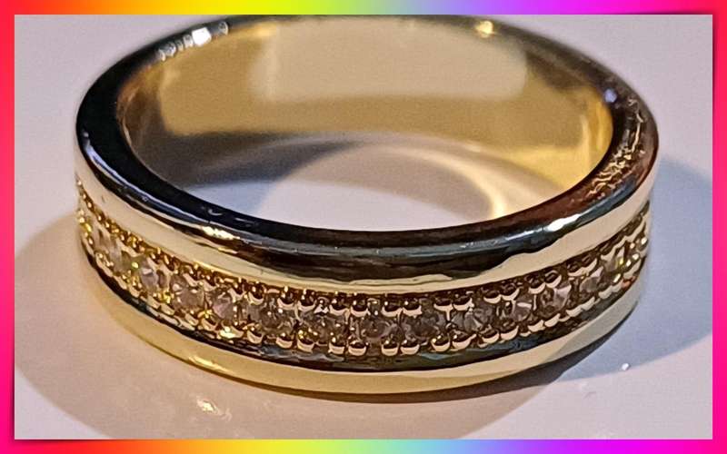 Lovely goldtone ring with intricate pattern central design Size 8
