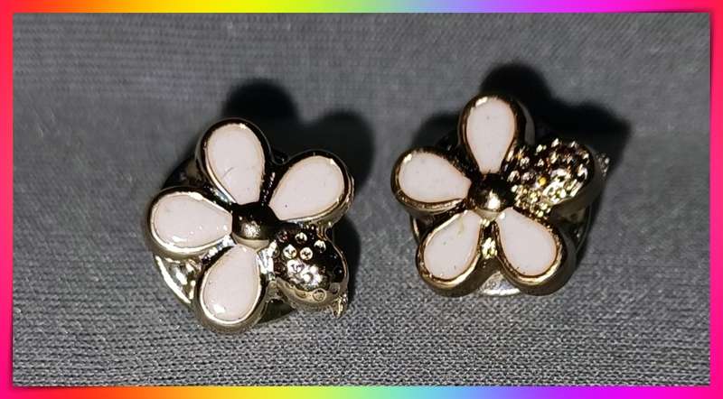 Lovely daisy design white flower lapel pin set