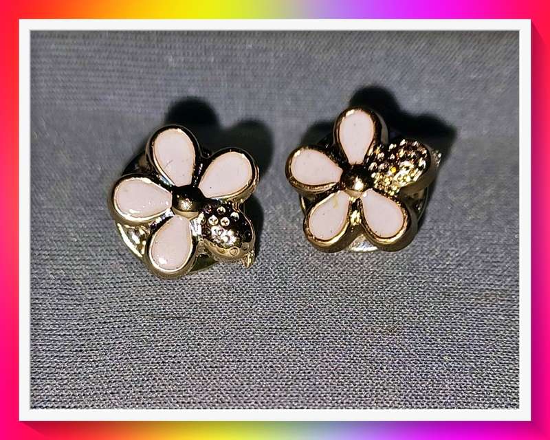 Lovely daisy design white flower lapel pin set