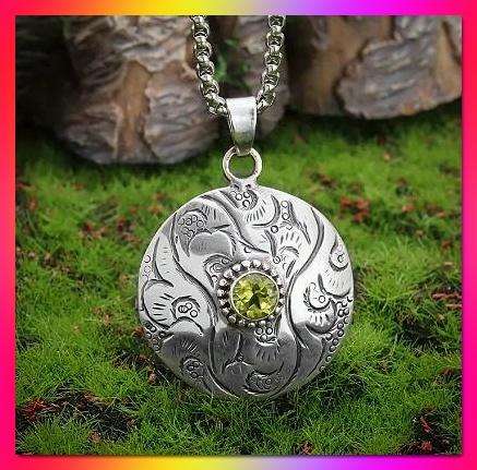 Vintage-Inspired Punk Rock Style pendant necklace with green stone embellishment