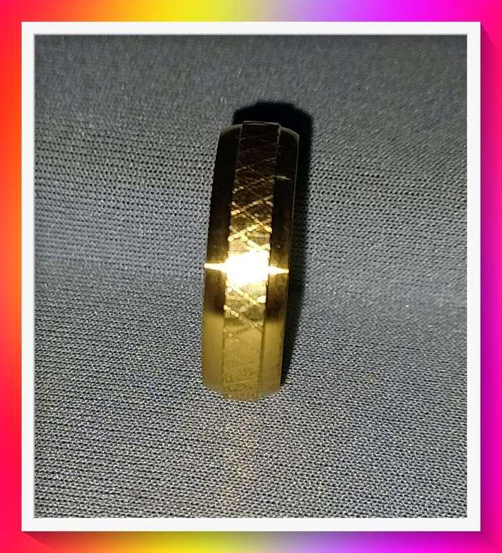 Shiny gold ring with zig zag inlaid pattern 18mm
