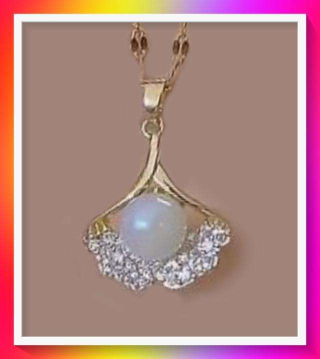 Gorgeous Simulated pearl shell necklace