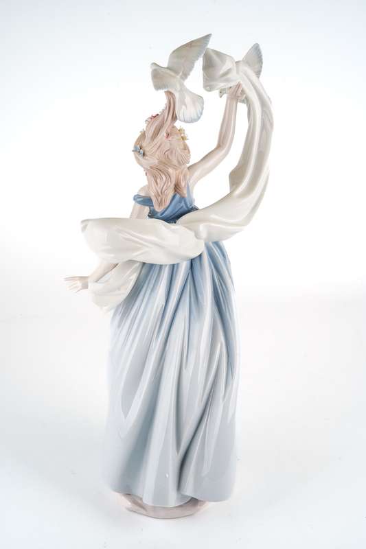 Nao by Lladro Gentle Breeze