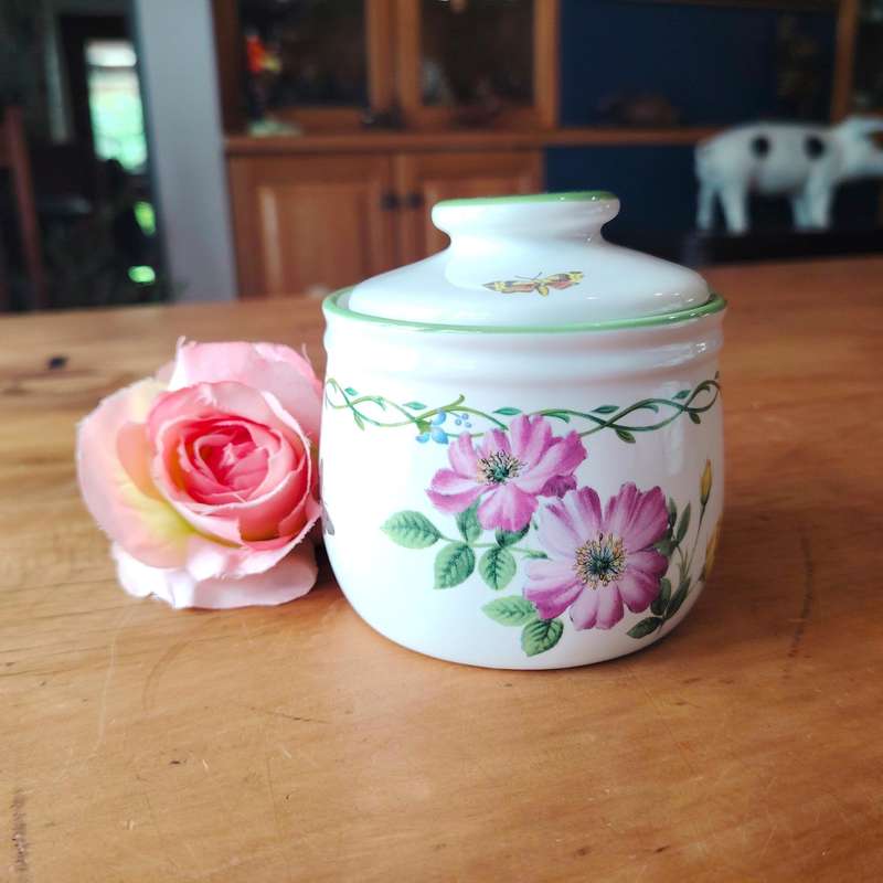 Studio Nova sugar bowl with lid in the Garden Bloom