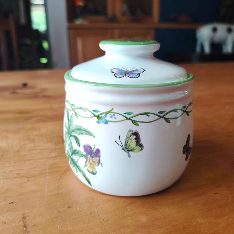Studio Nova sugar bowl with lid in the Garden Bloom