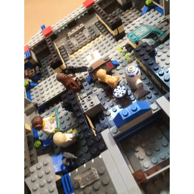 LEGO Huge Set 7190 Star Wars Millennium Falcon