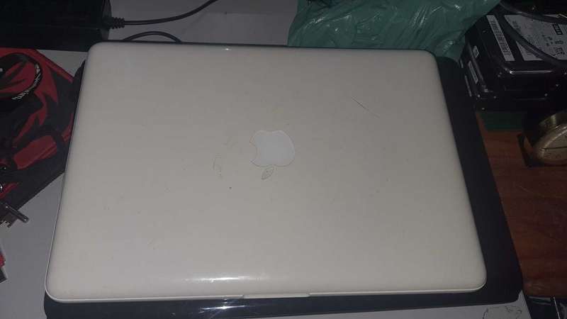 2009 MacBook (Untested no charger)