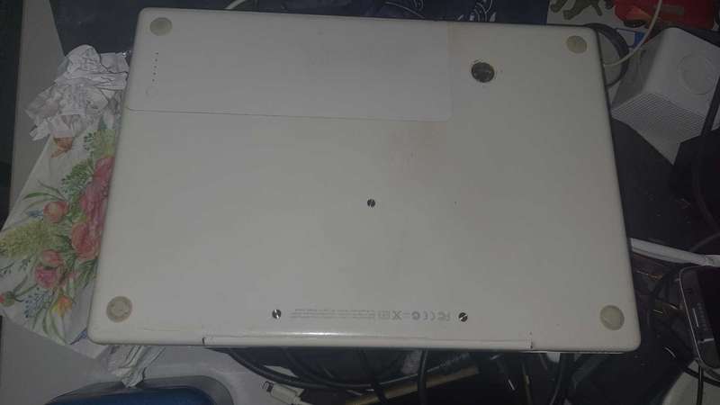 MacBook 2006 A1181 (Untested no charger)