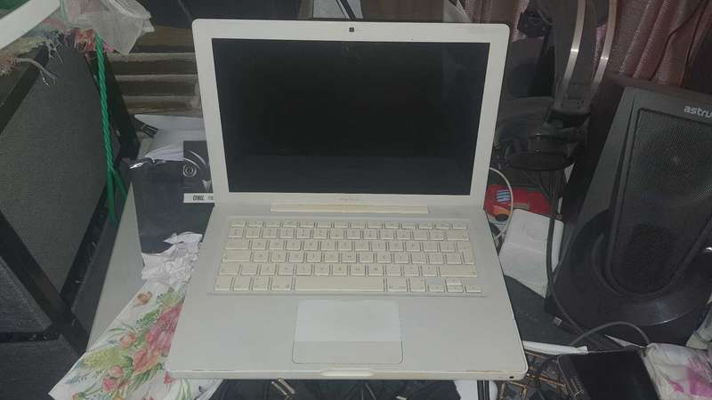 MacBook 2006 A1181 (Untested no charger)